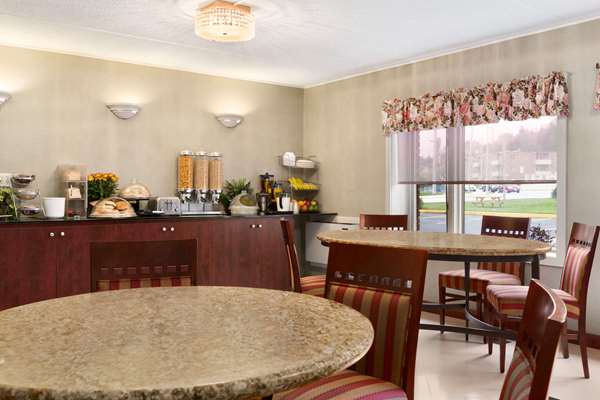 Restaurant - Travelodge Owen Sound