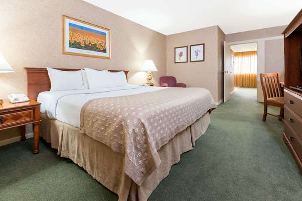  - Ramada Inn Convention Center Downtown Topeka - I-70, Exit 362