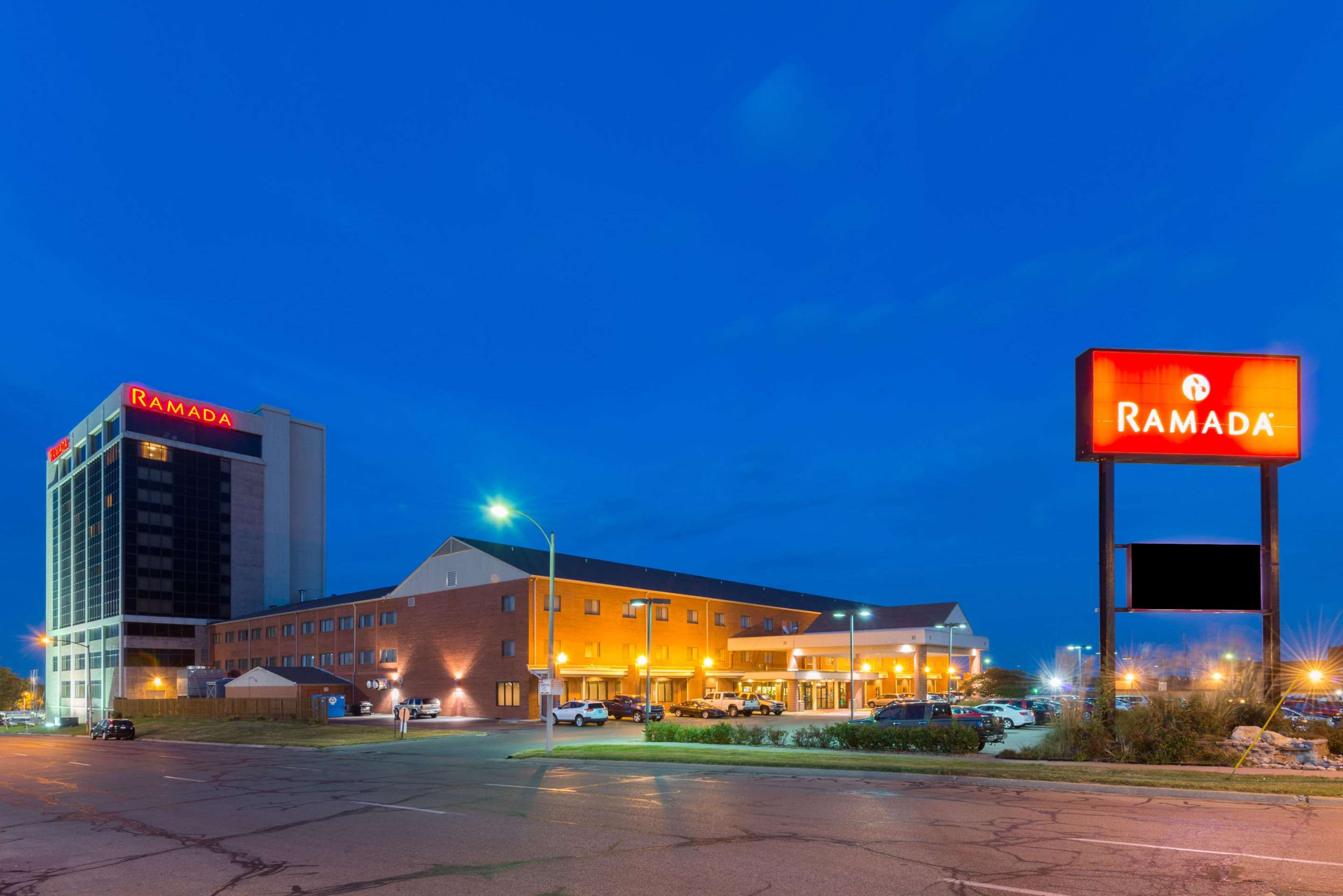 Ramada Topeka Convention Center | Ramada Hotel & Convention Center by Wyndham Topeka Downtown