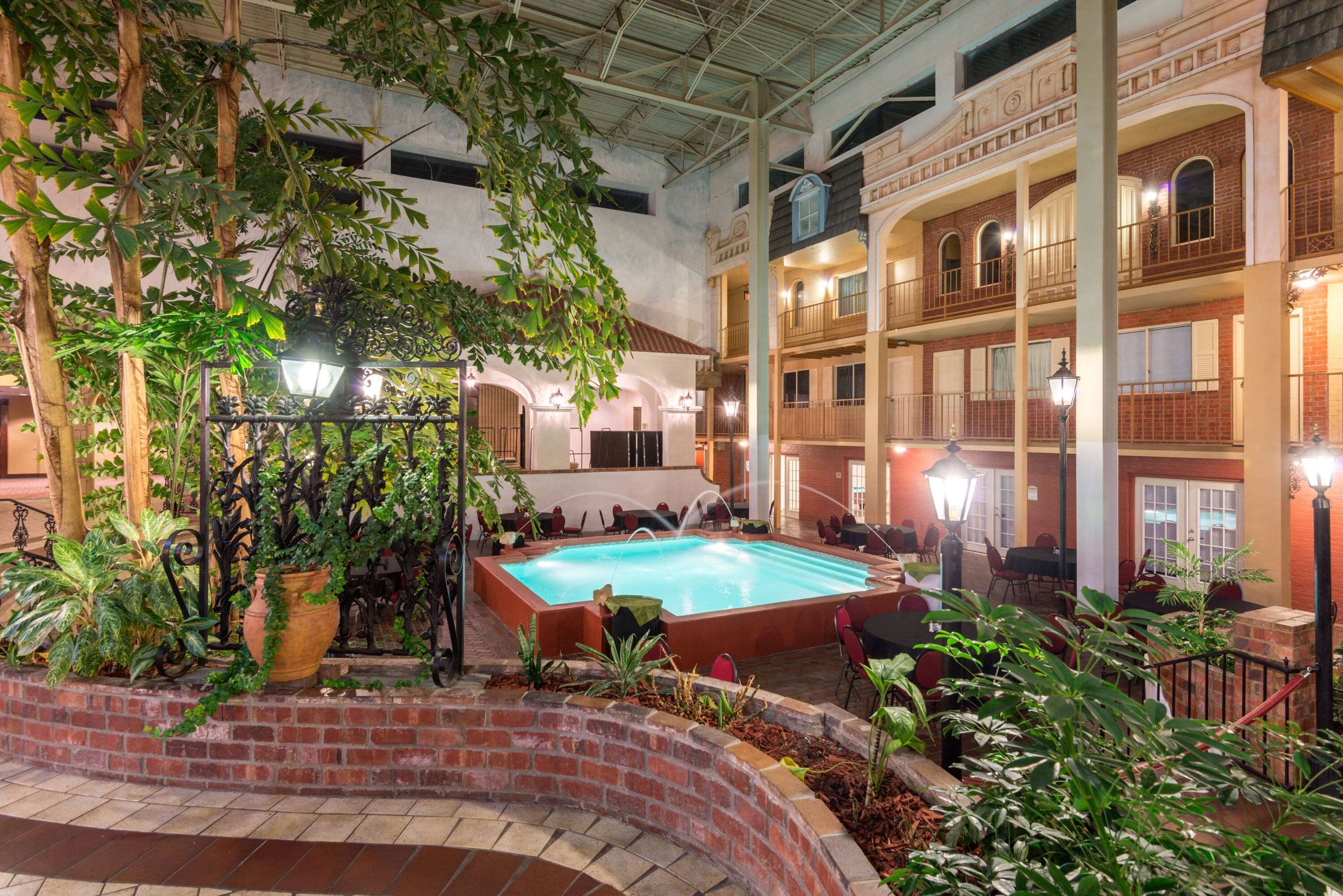 Hot Tub | Ramada Hotel & Convention Center by Wyndham Topeka Downtown