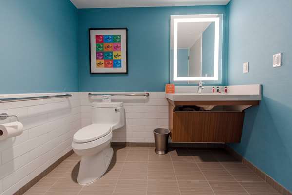  - Howard Johnson Hotel & Water Playground Anaheim - I-5, Exit 110