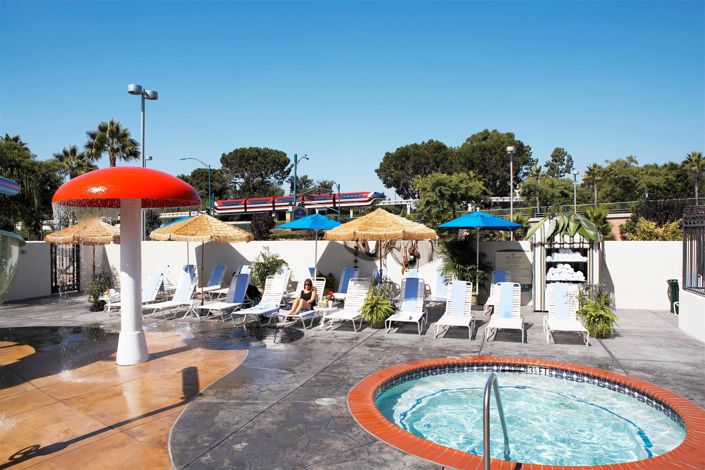 Pool | Howard Johnson by Wyndham Anaheim Hotel & Water Playground