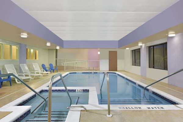 Pool - Howard Johnson Inn & Suites Allentown - I-78, Exit 54