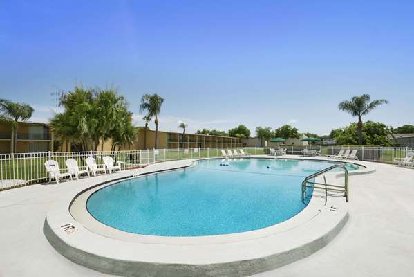 Pool - Howard Johnson Inn Winter Haven
