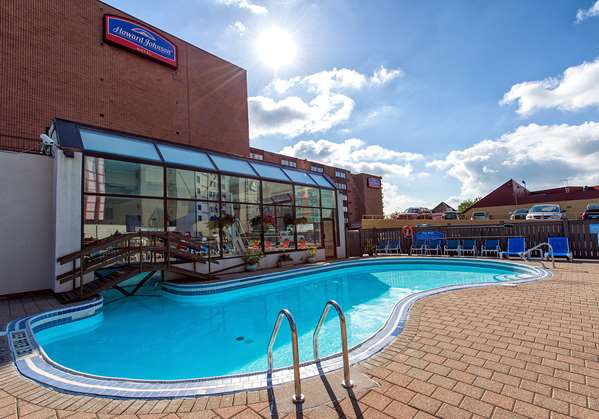 Pool - Howard Johnson Plaza Hotel by the Falls Niagara Falls