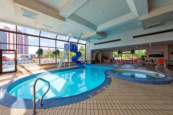 Pool - Howard Johnson Plaza Hotel by the Falls Niagara Falls