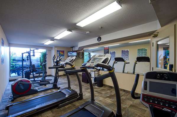 Fitness/ Exercise Room - Howard Johnson Plaza Hotel by the Falls Niagara Falls