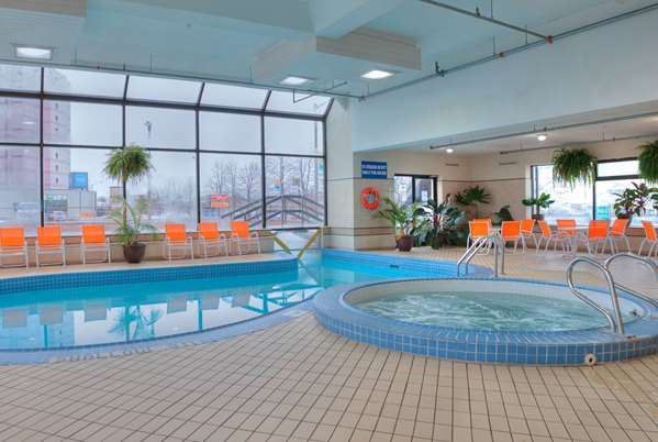 Pool - Howard Johnson Plaza Hotel by the Falls Niagara Falls