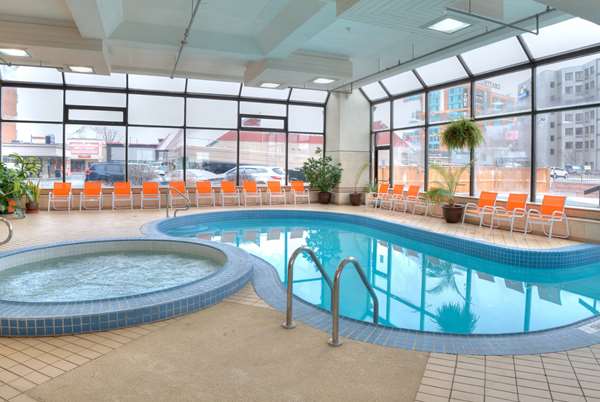 Pool - Howard Johnson Plaza Hotel by the Falls Niagara Falls
