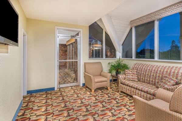  - Howard Johnson Inn Bangor - I-95, Exit 182B