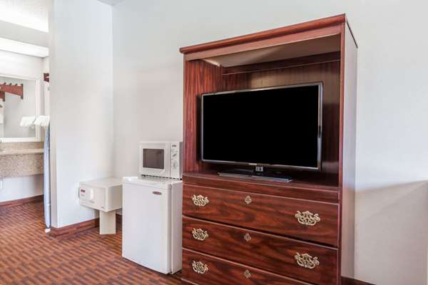  - Howard Johnson Inn Central Albany - I-87, Exit 2