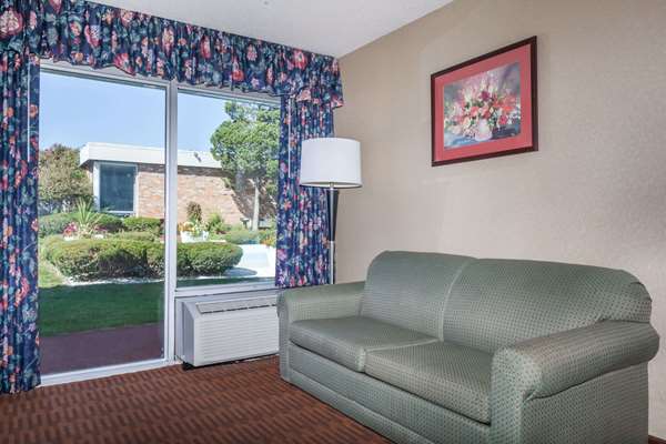  - Howard Johnson Inn Central Albany - I-87, Exit 2