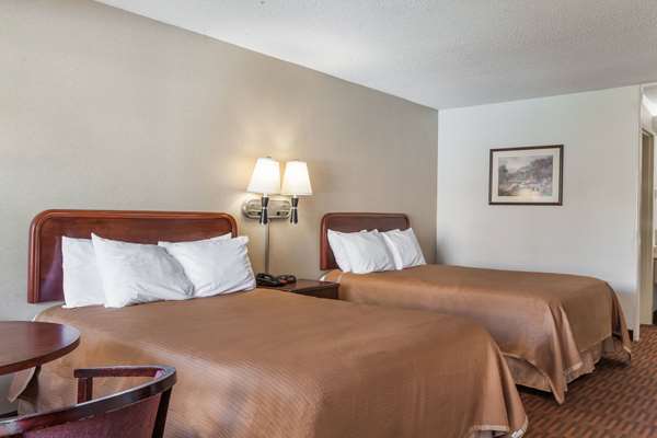  - Howard Johnson Inn Central Albany - I-87, Exit 2
