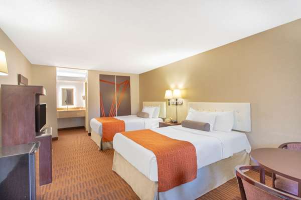  - Howard Johnson Inn Central Albany - I-87, Exit 2