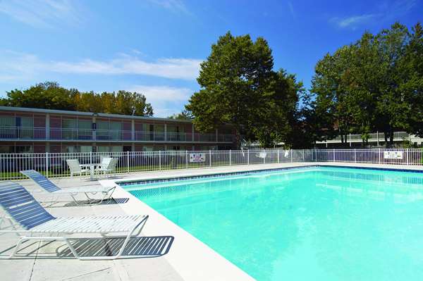 Pool - Howard Johnson Inn Central Albany - I-87, Exit 2