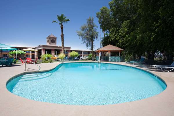 Pool - Howard Johnson Inn Yuma