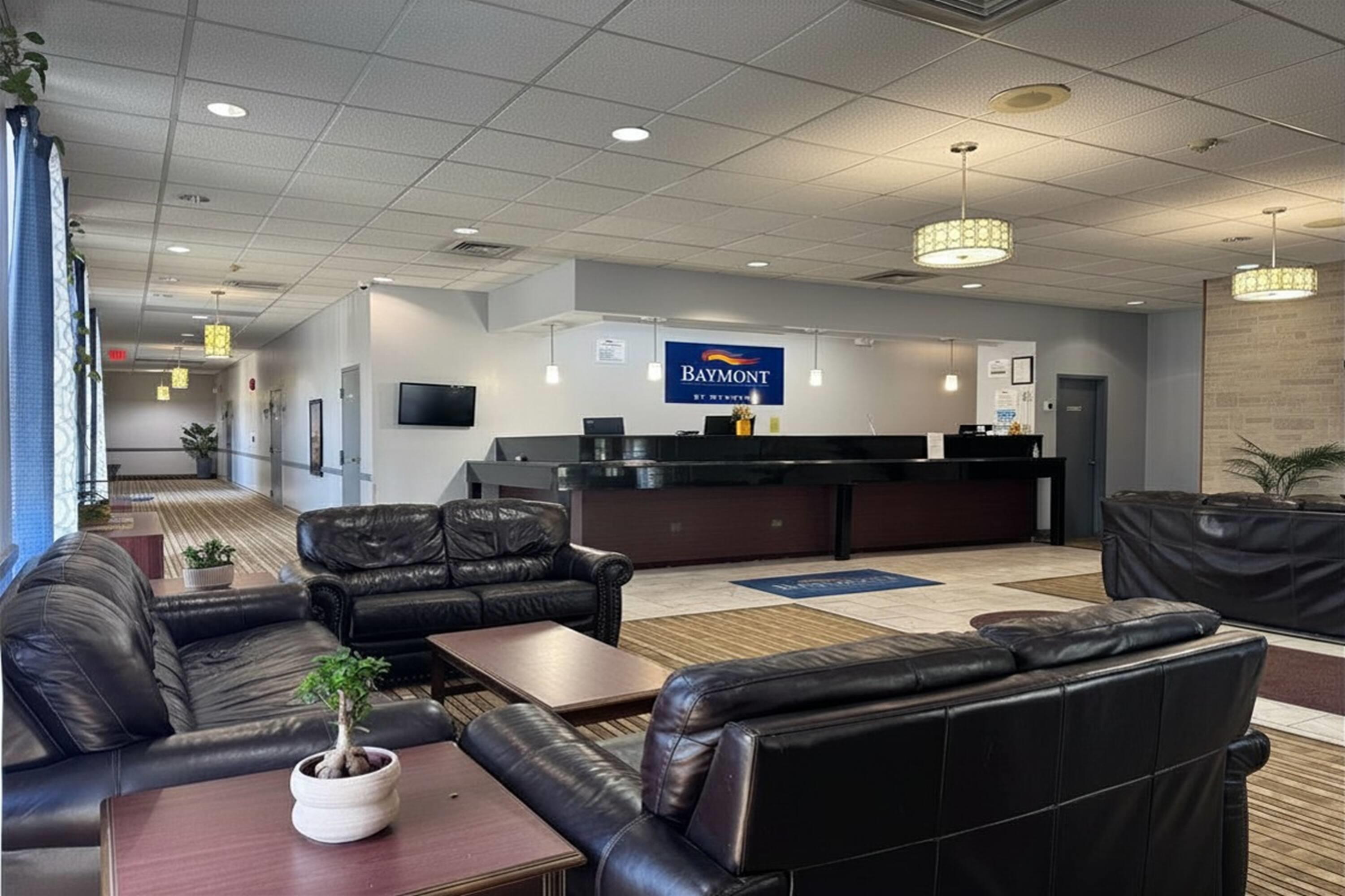 Lobby | Baymont by Wyndham Queensbury / Lake George