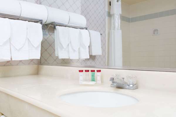  - Ramada Plaza Hotel Hawthorne - I-405, Exit 44