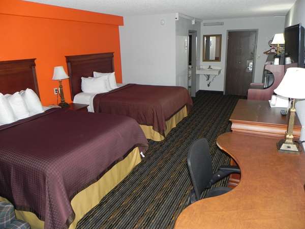  - Howard Johnson Inn Lexington - I-64 & I-81, Exit 195