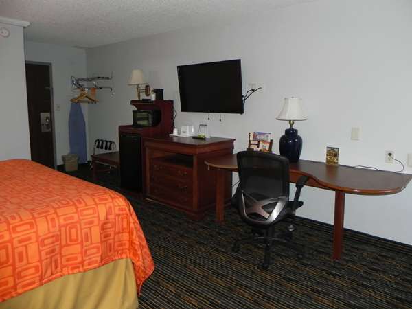  - Howard Johnson Inn Lexington - I-64 & I-81, Exit 195