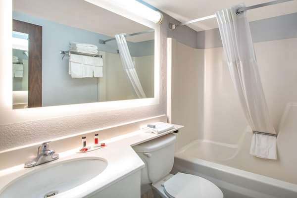  - Howard Johnson Inn Lexington - I-64 & I-81, Exit 195