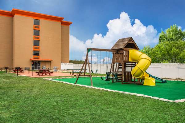  - Howard Johnson Inn Lexington - I-64 & I-81, Exit 195