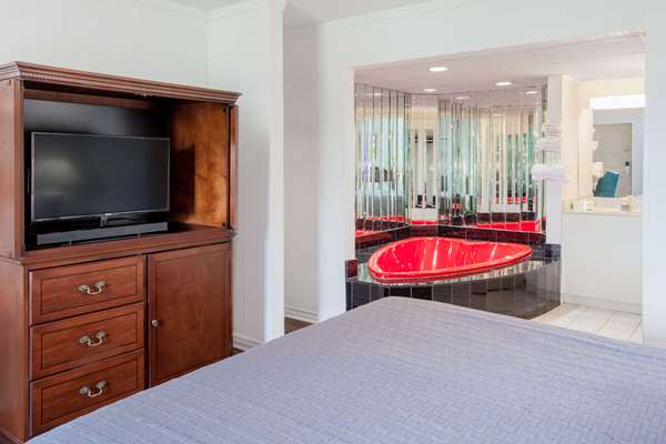  - Howard Johnson Express Inn Niagara Falls