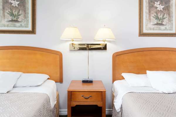  - Howard Johnson Express Inn Niagara Falls