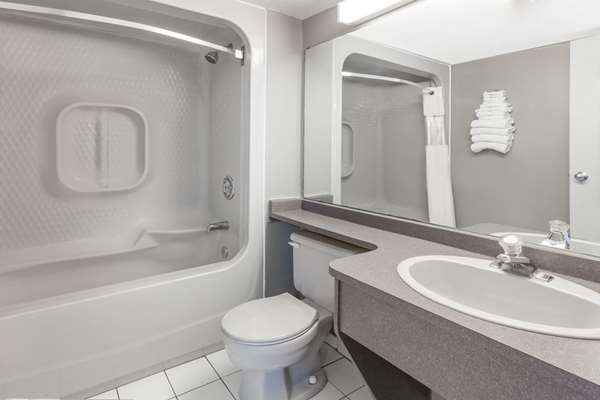  - Howard Johnson Express Inn Niagara Falls