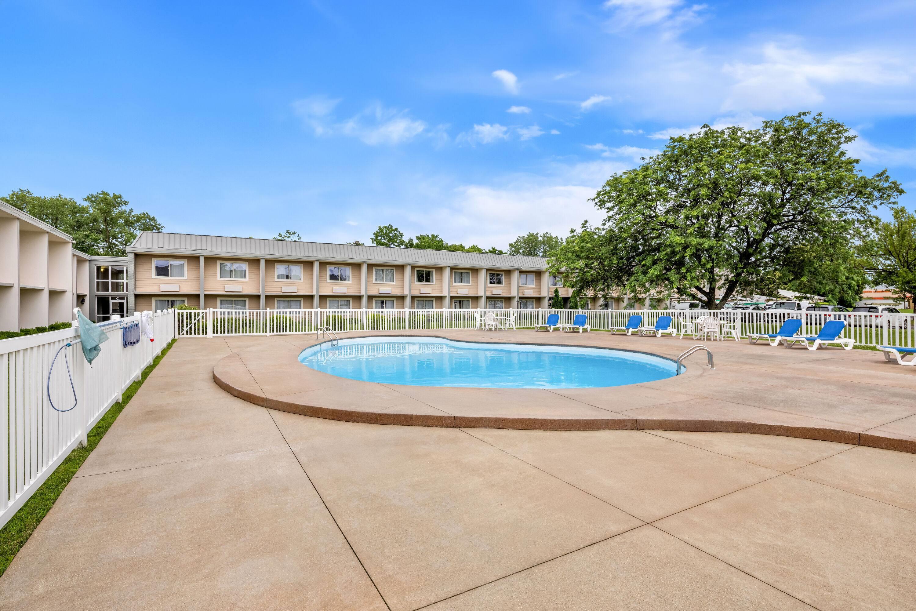 Pool - indoor | Days Inn by Wyndham Columbus East Airport
