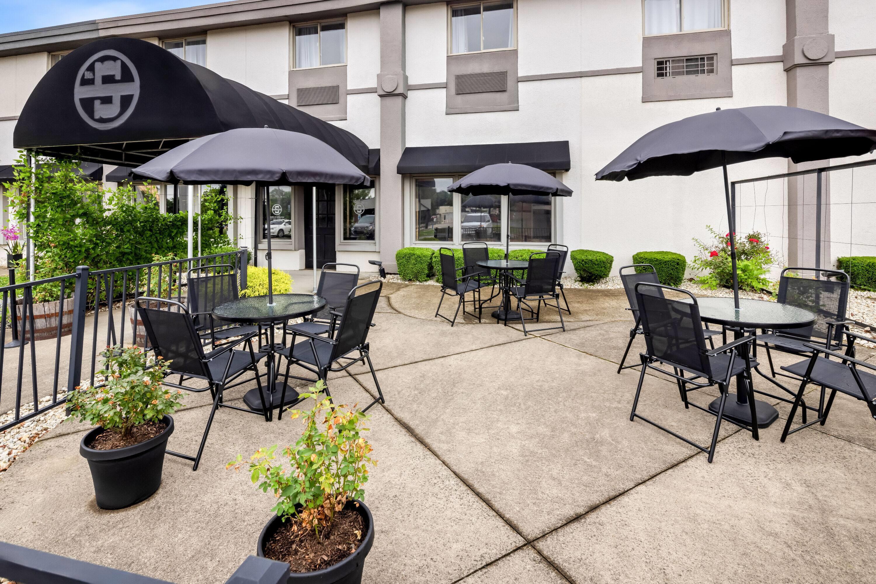 BarLounge | Days Inn by Wyndham Columbus East Airport