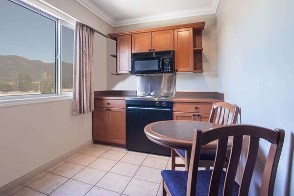 Suite - Super 8 Hotel Castlegar
