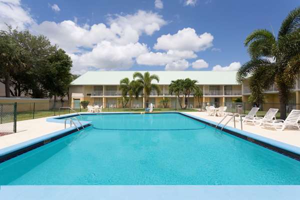 Pool - Howard Johnson Express Inn Vero Beach