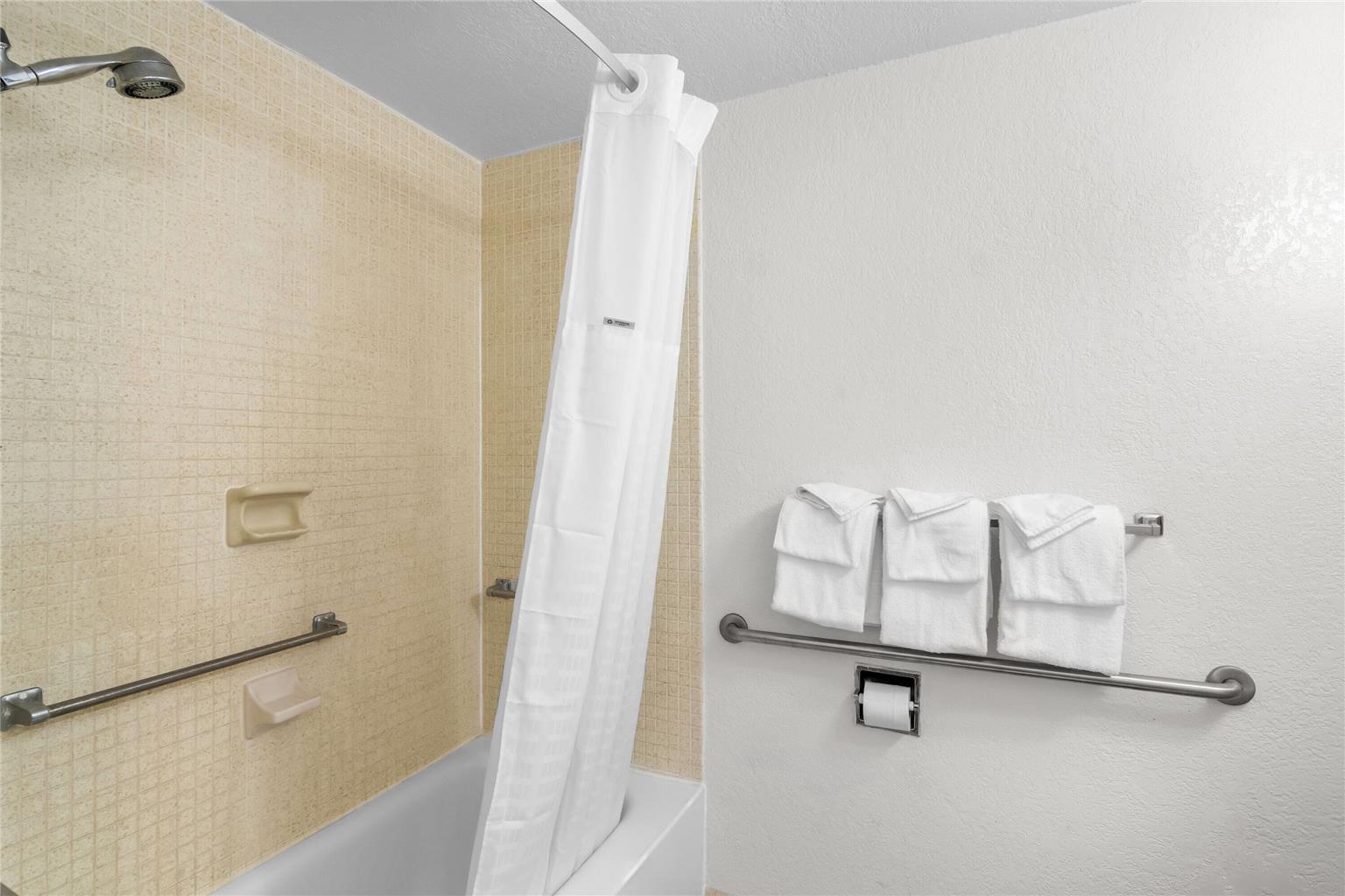HOWARD JOHNSON BY WYNDHAM VERO BEAC-guestroom-Guest Room,Bathroom,Accessibility,On-Site.jpg