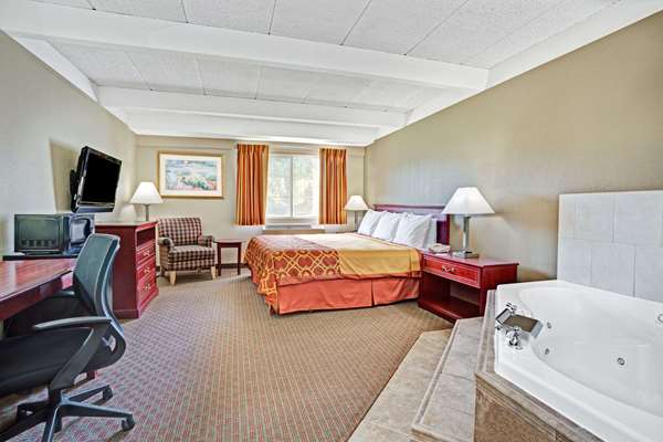 Suite - Travelodge Iowa City - I-80, Exit 246