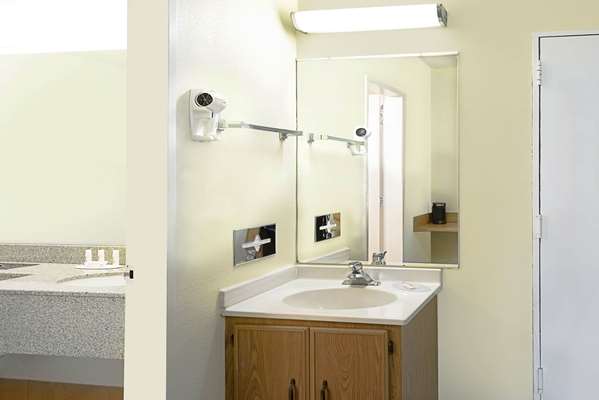  - Howard Johnson Inn Newburgh - I-87, Exit 17