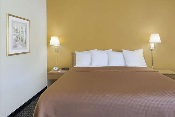  - Howard Johnson Inn Newburgh - I-87, Exit 17