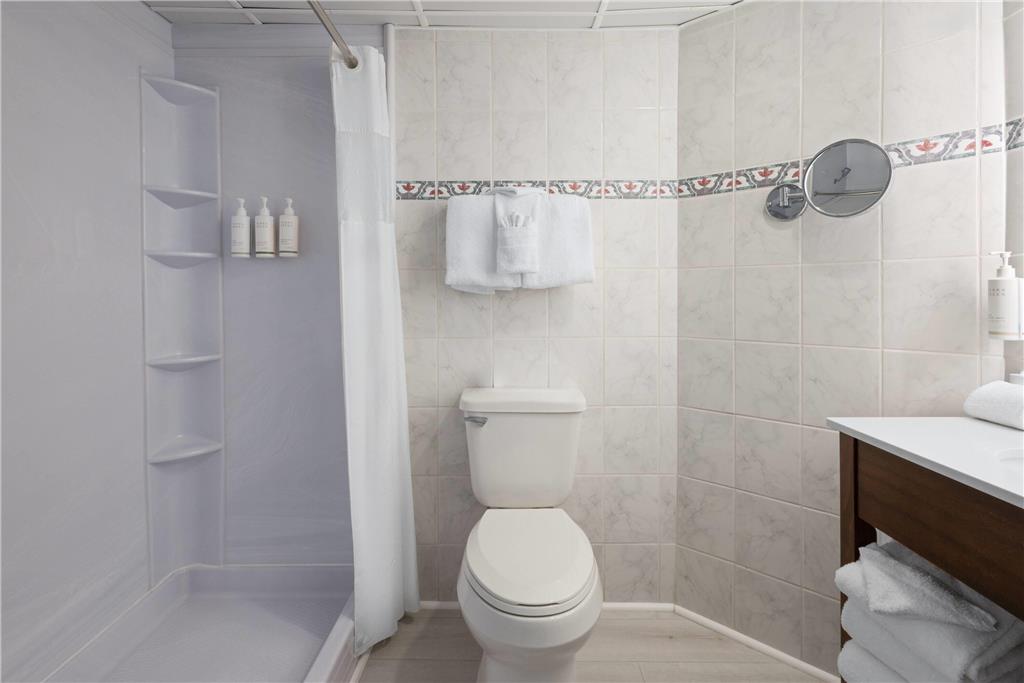 HOWARD JOHNSON PLAZA HOTEL BY WYNDH-guestroom-Guest Room,Bathroom,On-Site.jpg