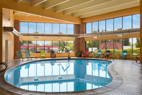 Pool - Howard Johnson Hotel South Portland