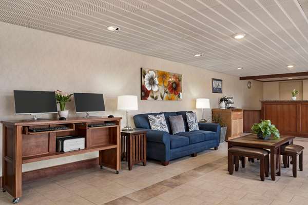 Conference Area - Howard Johnson Hotel South Portland