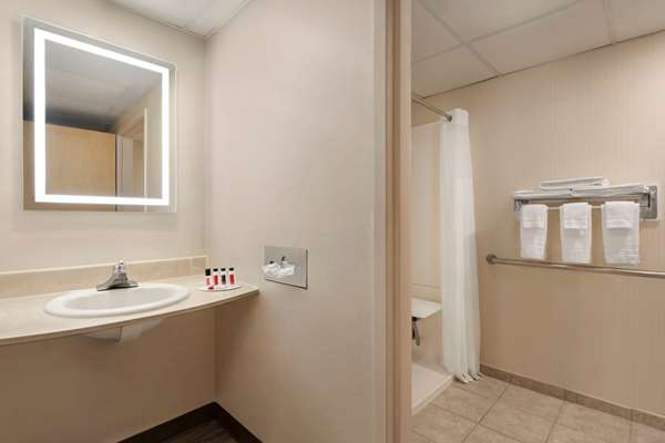  - Howard Johnson Hotel South Portland
