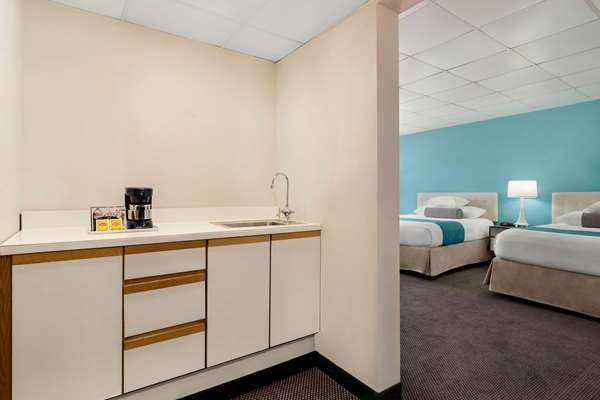 Suite - Howard Johnson Hotel South Portland