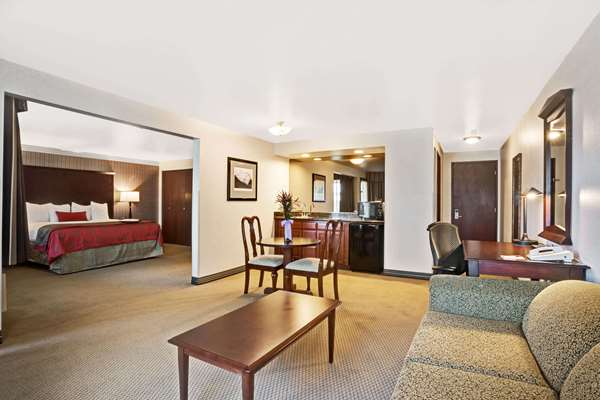 Suite - Ramada Inn SeaTacAirport Tukwila - I-405, Exit 1