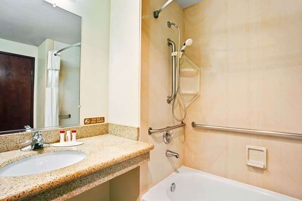  - Ramada Inn SeaTacAirport Tukwila - I-405, Exit 1