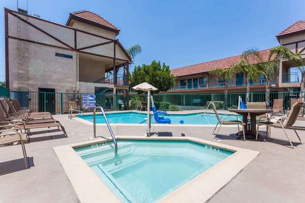Pool - Howard Johnson Hotel Norco - I-15, Exit 98