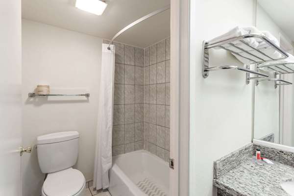  - Howard Johnson Hotel Norco - I-15, Exit 98