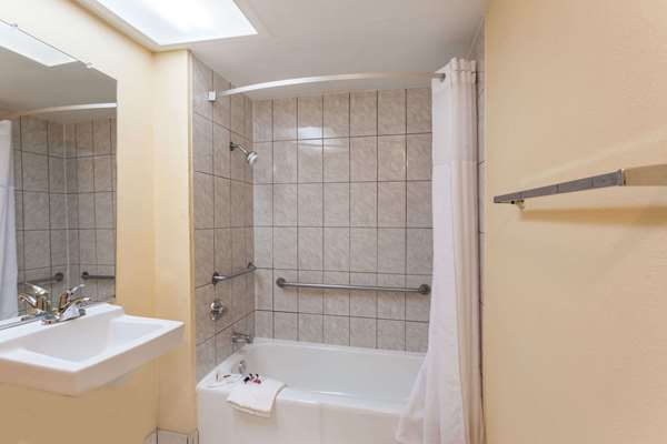  - Howard Johnson Hotel Norco - I-15, Exit 98