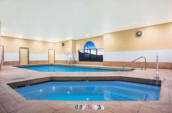 Pool - Howard Johnson Express Inn Williams - I-40, Exit 163