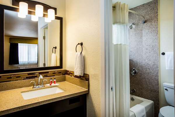  - Days Inn Fishermans Wharf Monterey