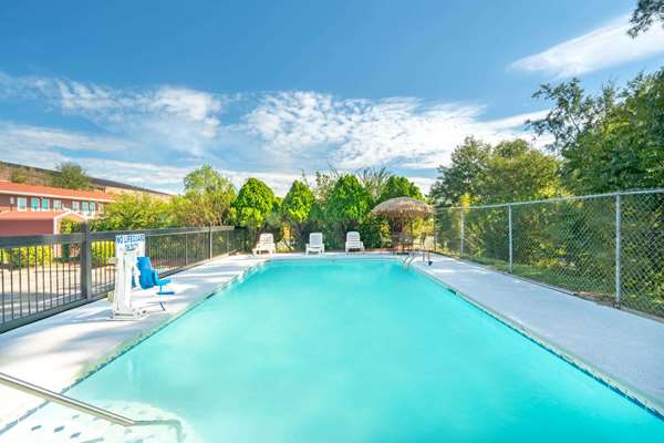 Pool - Howard Johnson Inn Whiskey Road Aiken